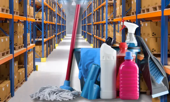 Estanterías de almacén con productos de limpieza