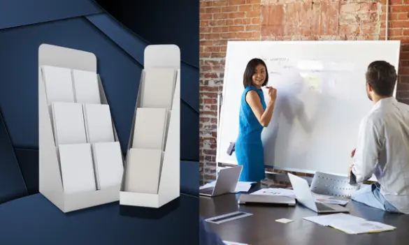 Presentación con personas frente a paneles de exposición