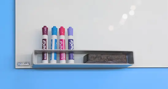 Pizarra blanca con rotuladores y borrador magnético para uso escolar