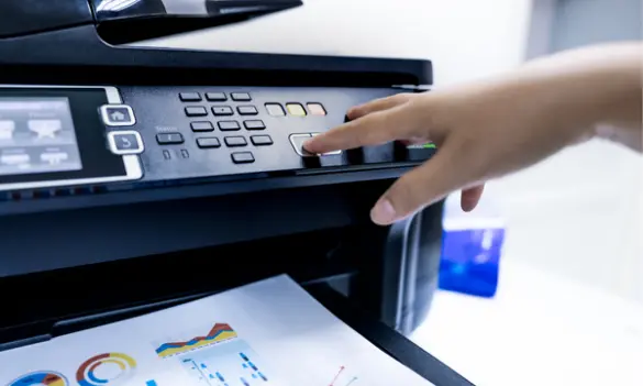 Mano usando una impresora multifunción con escáner
