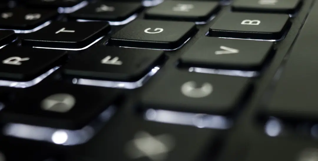 Teclado de ordenador portátil con iluminación, vista en primer plano