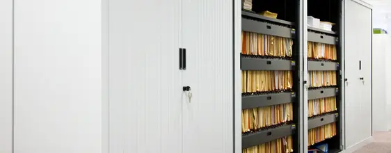 Archivadores verticales con carpetas colgantes en oficina moderna